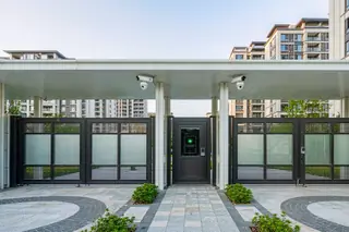 住宅小区出入口大门上方监控摄像机